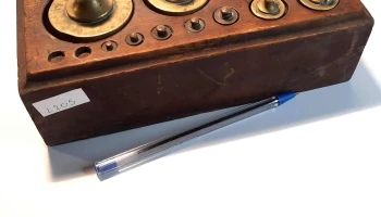 Cepo con 11 pesas bronce y madera (faltan 2)