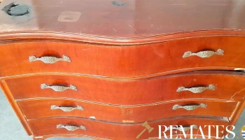 comoda franceza con la tapa quemada en una parte
