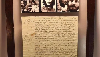 Cuadro con partida de nacimiento y fotos del Che Guevara
