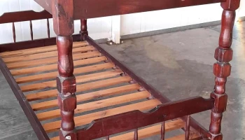 cucheta con respaldos torneados