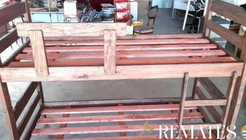 cucheta de madera marron