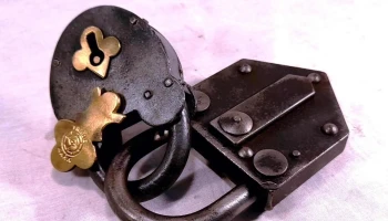 Dos candados antiguos en hierro y bronce
