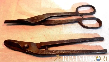 Dos tijeras de chapa antiguas