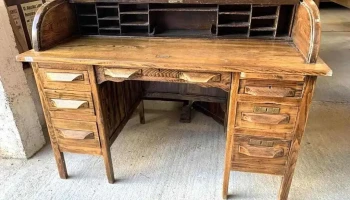Escritorio En Roble De Cortina 1,36 X 0,73 X 1,02 Alto (Con llaves originales)