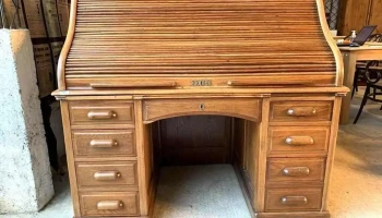 Escritorio En Roble De Cortina Camello Con Gabinetes Y Caj. Archivadores 1,38 X 0,80 X 0,75 Alto De Mesada, Total 1,30