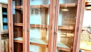Espectacular biblioteca o vajillero en cedro