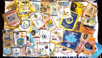 Gran lote de 48 banderines del Club de Leones