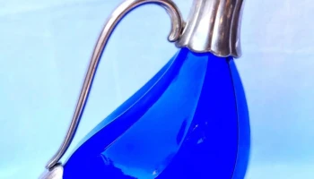 Hermosa jarra botellón vidrio azul con ornamentos en metal