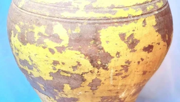 Hermosa tinaja para agua antigua en barro cocido