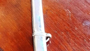 Hermoso sable policial antiguo Hoja labrada , gallito con vaina