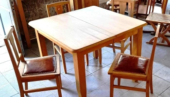 Juego comedor pino brasil tapizado de cuero en sillas