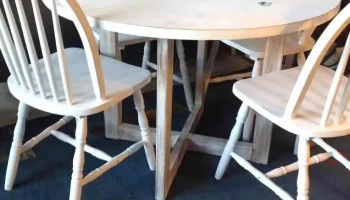 juego de mesa blanca redonda con 4 sillas windsor
