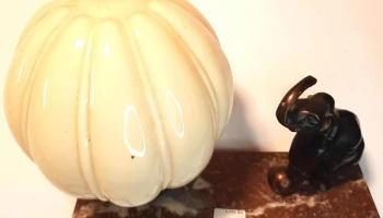 Lampara Art Deco motivo elefante petit bronce con pantalla de cristal checa opalinada amarilla