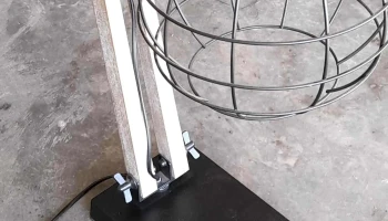 lampara base de madera regulable y pantalla de alambre moderna