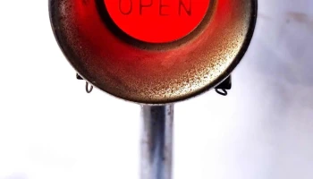 Lampara en metal Open Bar funcionando