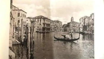 Libro antiguo con fotos de Venecia