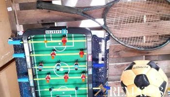lote de 3 juguetes, futbolito sin pelota, raqueta de tenis y pelota de futbol