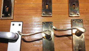 Lote de pestillos de bronce tal cual foto
