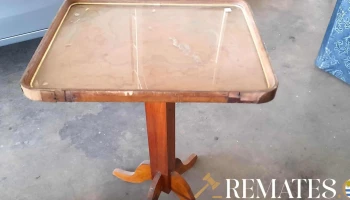 mesa auxiliar en madera y vidrio tapa cuadrada y regulable en altura