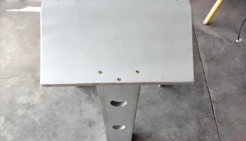 mesa de 3 patas gris