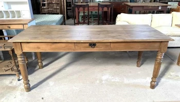 Mesa En Pino Elliotis Con Cajon Patas Torneadas 2m X 0,77 X 0,80