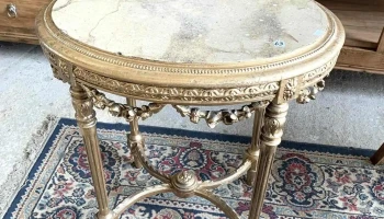 Mesa Lateral Luis Xvi Dorada A La Hoja Con Marmol Travertino 0,66 X 0,48 X 0,70 Alto
