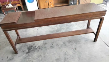 mesa moderna de arrime marron oscura con estante