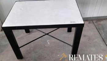 mesa ratona base de hierro tapa de madera pintada de blanco