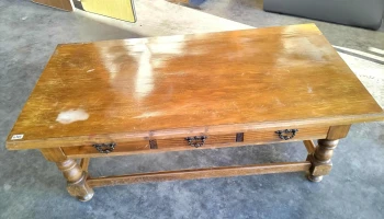 mesa ratona de 3 cajones con detalle en la tapa