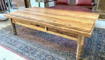 Mesa Ratona En Pinotea Con Cajon,  Patas Torneadas 1,53 X 0,84 X 0,46 Alto