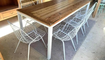 Mesa Tapa De Pinotea Base De Hierro 1,96 X 0,82 X 0,76 Alto Y 8 Sillas Bertoia