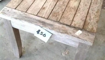 mesita chica cuadrada de exterior en madera natural 0,33 x 0,33