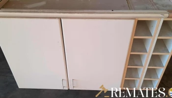 mueble areo de 3 puertas y vinera en el lateral