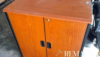 mueble de oficina de 2 puertas color rojizo