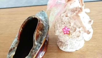 muñeca rosa y barquito marron