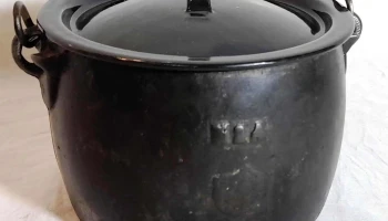 Olla en hierro antigua Nro 4 con tapa esmaltada 1.5 lts