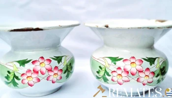 Pareja de saliveras esmaltadas con motivos florales numeradas