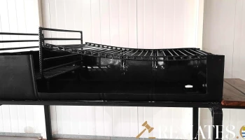 parrillero nuevo con parrilla curva, leñero y estante en madera