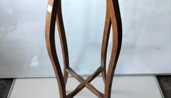 pedestal en madera con estante