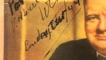 Postal de Winston Churchill con firma sobre la izquierda arriba