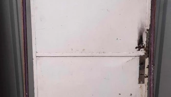 puerta de chapa blanca con marco