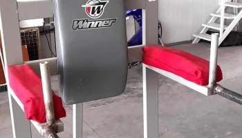 r aparato de gimnasia para hacer abdominales parado
