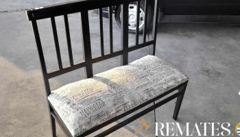 r sillon de madera de 2 cuerpos negro tapizado blanco con letras
