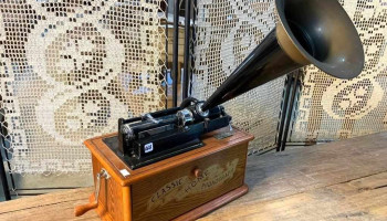 Radio Replica Fonógrafo Electrica con Casetero de Cintas