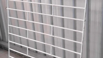 reja blanca ventana