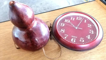reloj rojo y mate rojo de colgar
