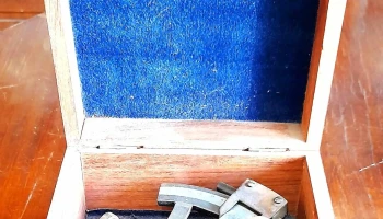 Sextante de bronce con su caja de madera