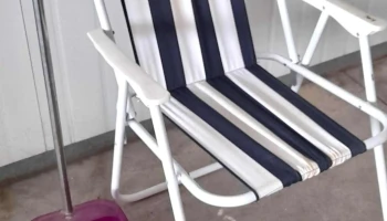 silla de playa y pala