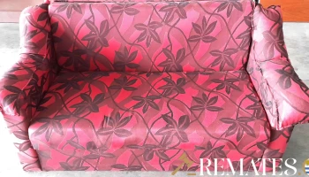sofa cama tapizado rojo con flores negras