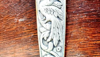 Vaina antigua metal blanco impecable
